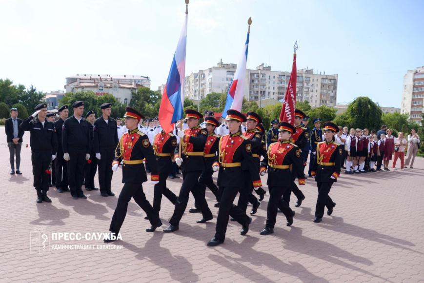 Евпаторийские школьники заступили на «Вахту памяти» Евпаторийские школьники заступили на «Вахту памяти»