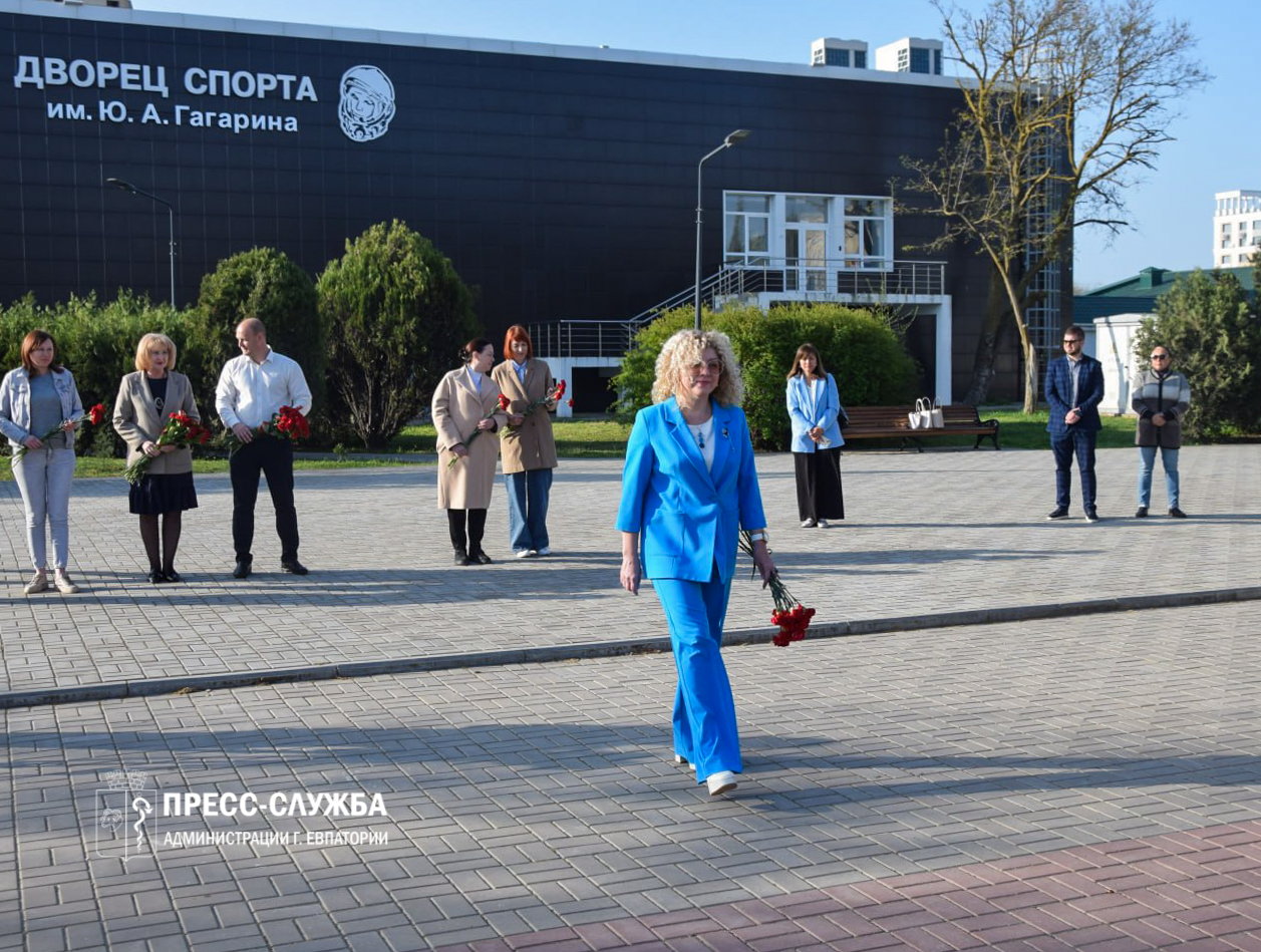 В Евпатории возложили цветы к памятнику Юрия Гагарина