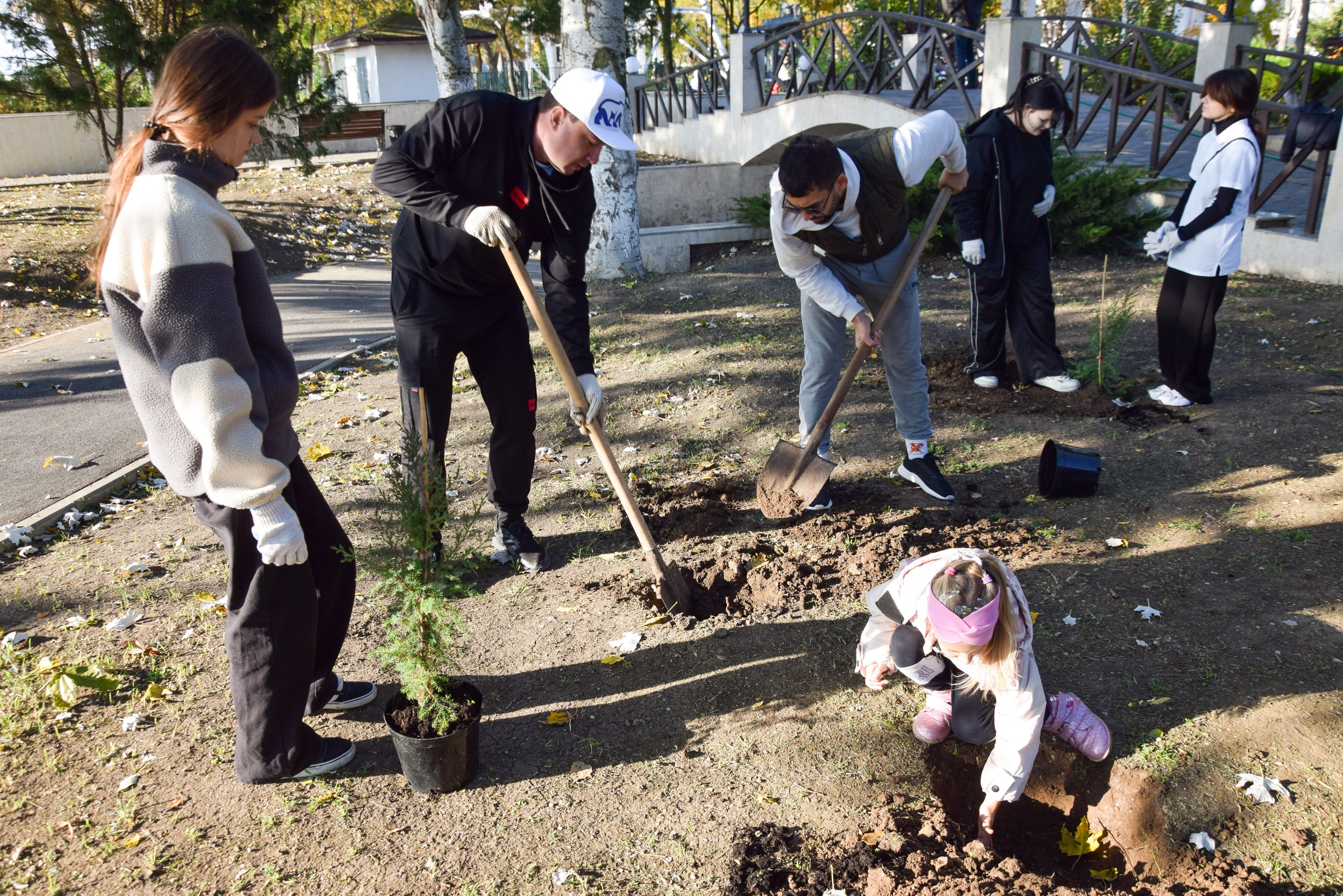 В Евпатории прошла экологическая акция «Посади свое дерево жизни»