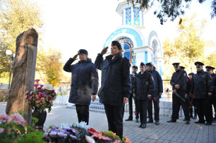 В Евпатории традиционно почтили память сотрудников органов внутренних дел минутой молчания и возложением цветов