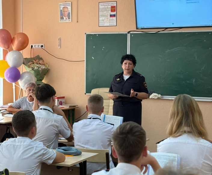 В Евпатории сотрудники полиции провели познавательные лекции для учащихся кадетских классов