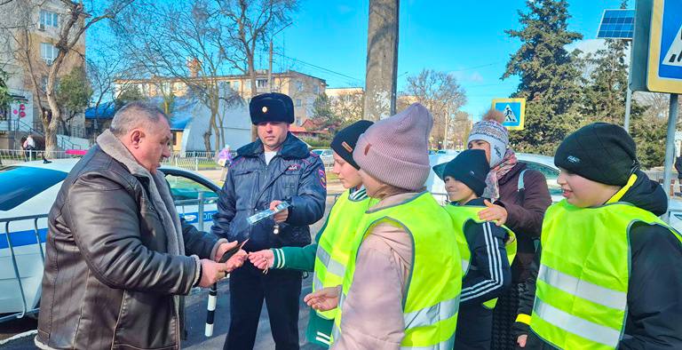 Сотрудники Госавтоинспекции и ЮИДовцы поздравили водителей Евпатории с Днём защитника Отечества