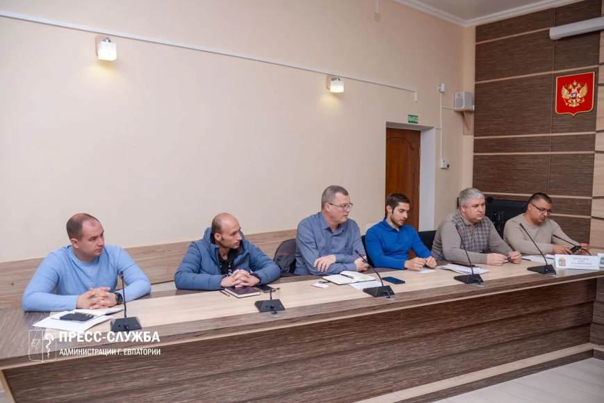 В Евпатории прошло еженедельное совещание с руководителями ресурсоснабжающих и коммунальных предприятий