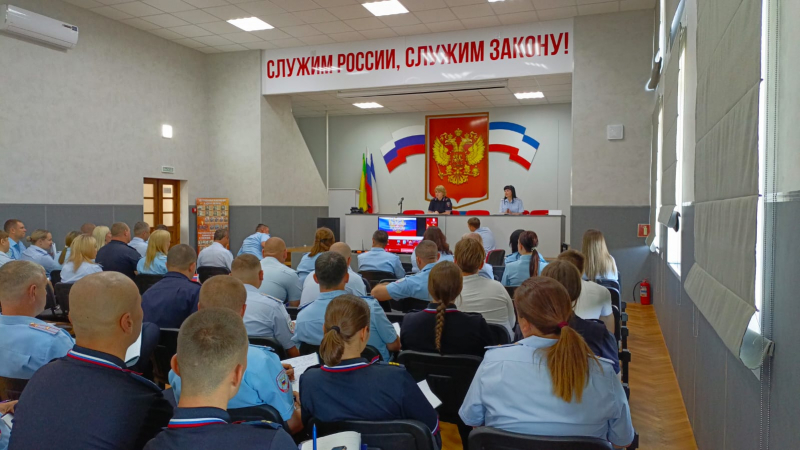 В Евпатории в честь 307-летия образования российской полиции полицейские провели ряд памятных и патриотических мероприятий