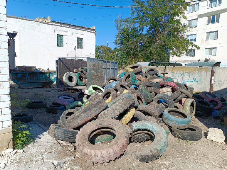 В Евпатории очищают дворы от старых шин