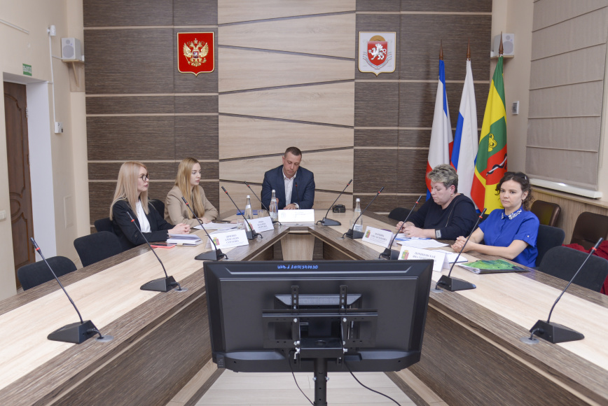 В администрации города Евпатории провели информационно-разъяснительный семинар, приуроченный к Всемирному дню охраны труда
