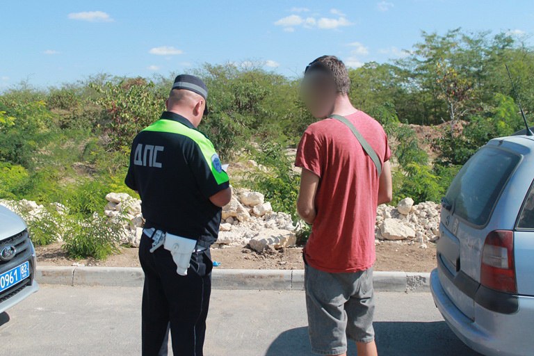 В Евпатории сотрудники Госавтоинспекции изъяли наркотические вещества у водителя