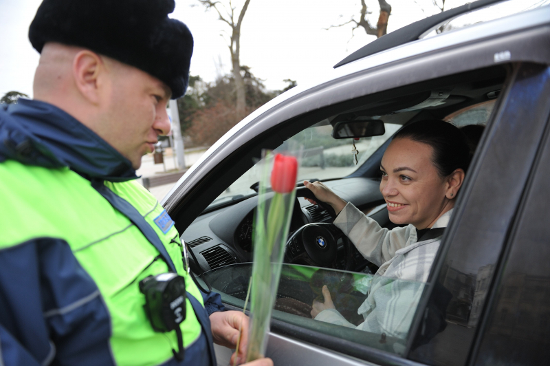 В Евпатории инспекторы ГИБДД поздравили автоледи с Международным женским днем