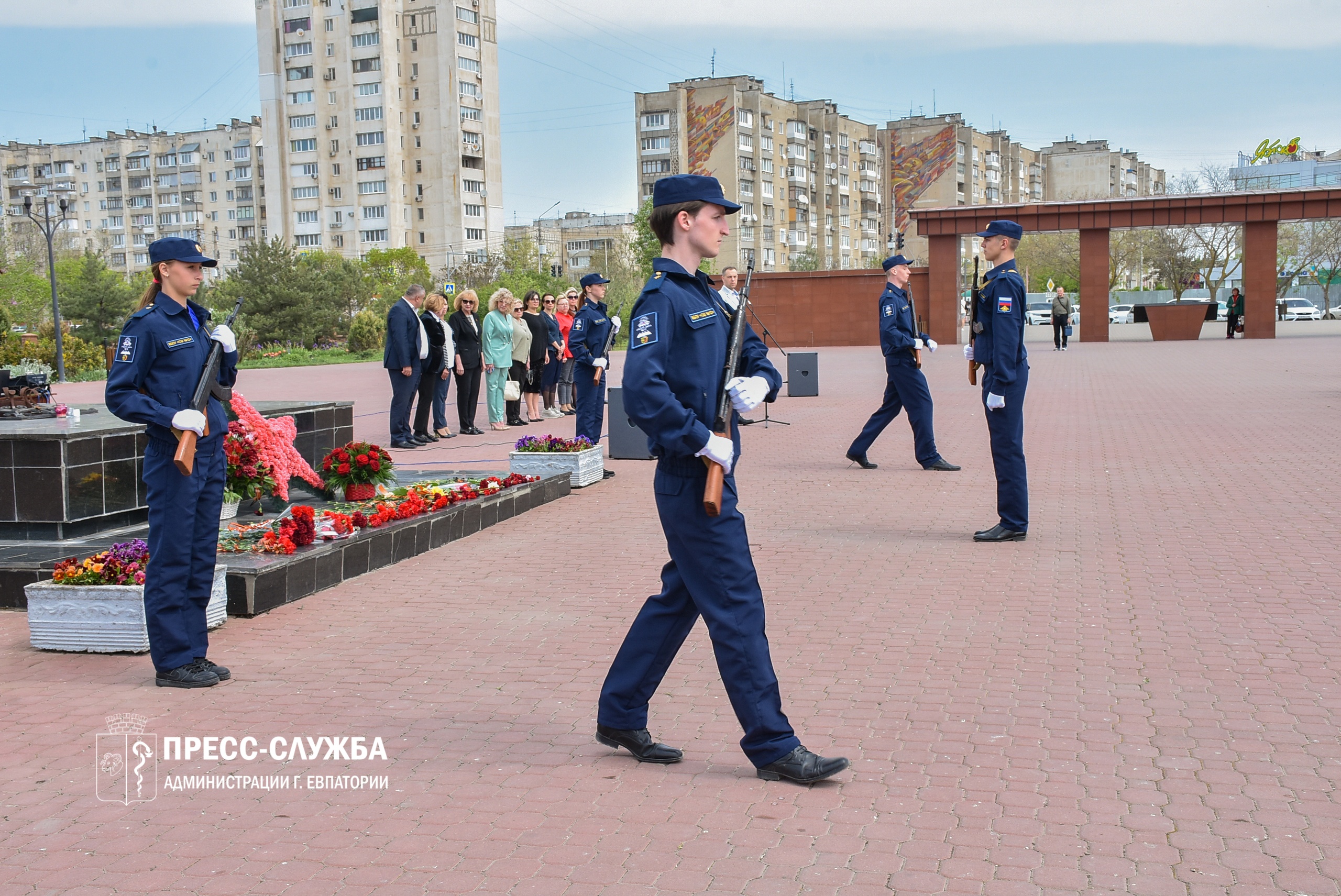 На «Красной горке» школьники вступили в Почетный караул