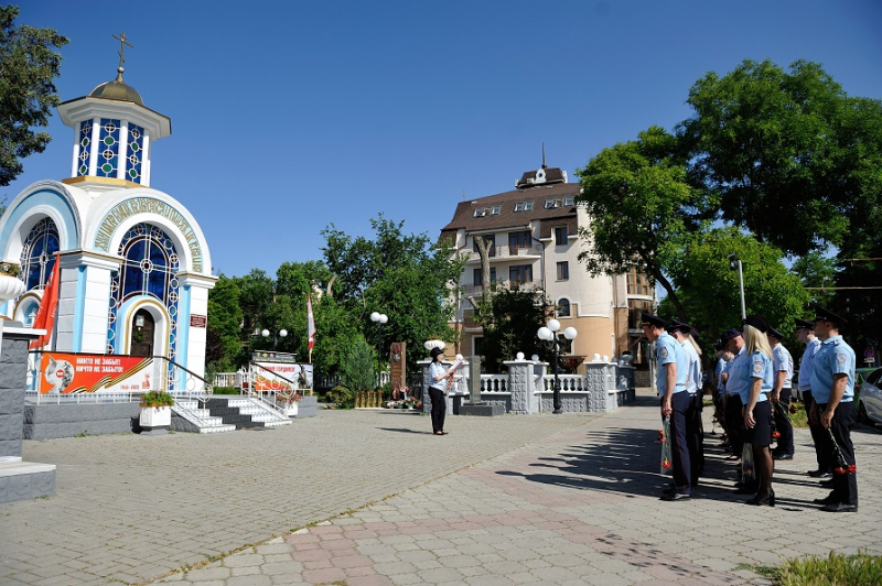 В Евпатории в честь 307-летия образования российской полиции полицейские провели ряд памятных и патриотических мероприятий