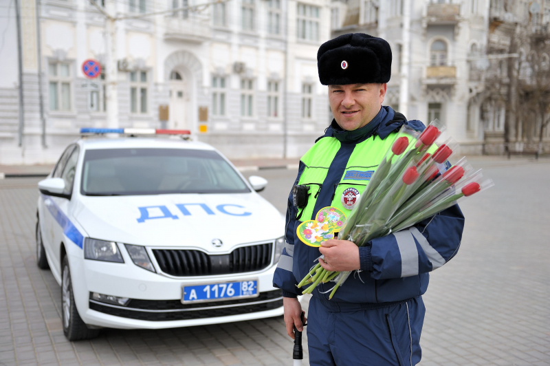 В Евпатории инспекторы ГИБДД поздравили автоледи с Международным женским днем