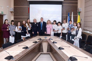 Юные евпаторийцы получили свои первые паспорта   