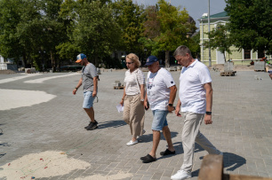 Александр Юрьев проверил ход работ по благоустройству Фестивальной площади