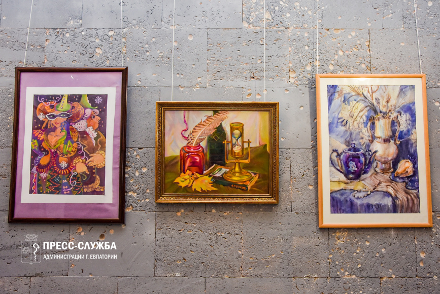 В Крымском ТЮЗе проходит выставка евпаторийских художников