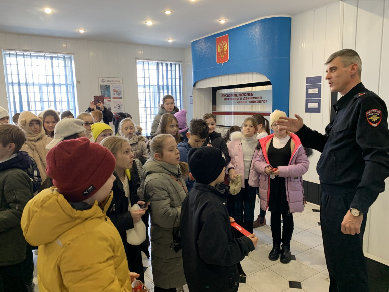 Сотрудники Госавтоинспекции Евпатории провели день открытых дверей для школьников