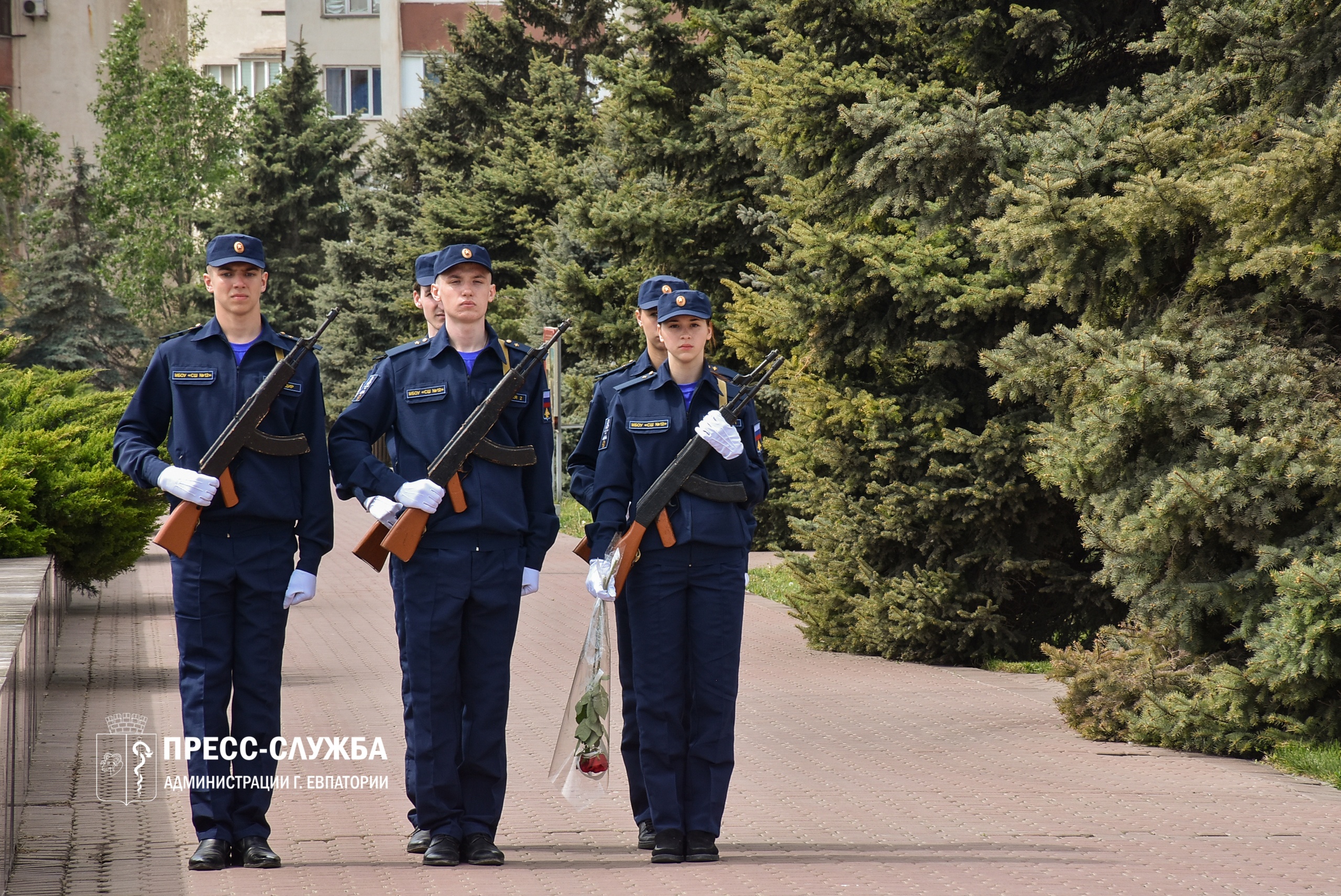 На «Красной горке» школьники вступили в Почетный караул