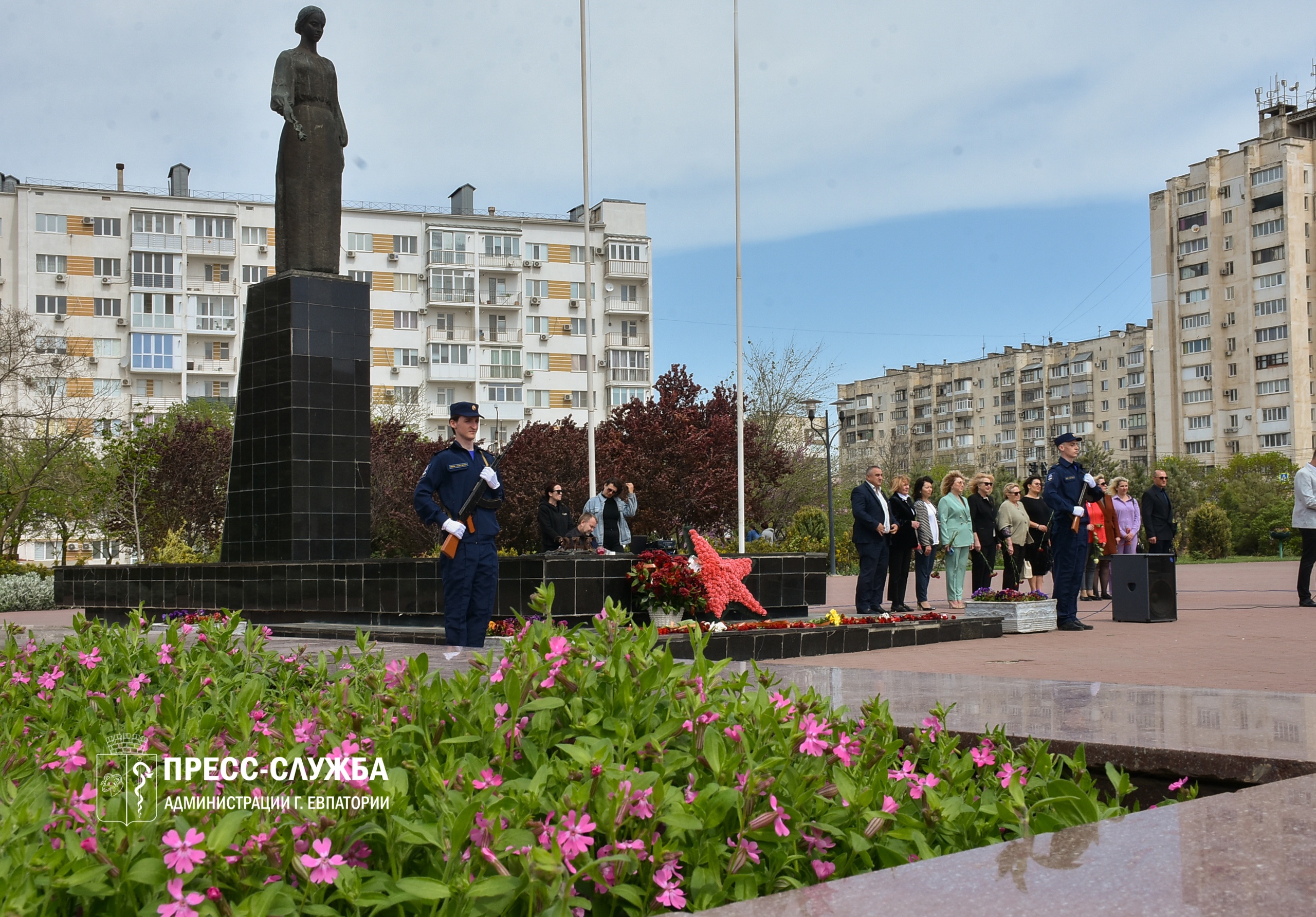 На «Красной горке» школьники вступили в Почетный караул