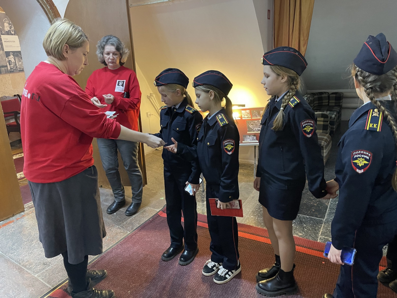 В Евпатории полицейские организовали для кадетского класса посещение театра и фотовыставки, приуроченных ко Дню защитника Отечества