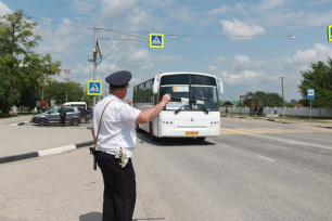 Инспекторы ГИБДД Евпатории проверяют соблюдение требований к перевозке пассажиров 