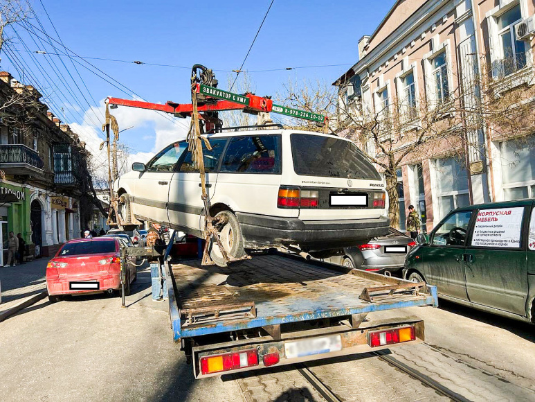 В Евпатории сотрудники Госавтоинспекции призывают водителей соблюдать правила парковки автотранспорта