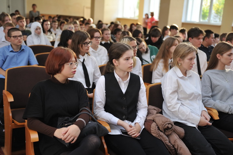 Сотрудники ОМВД России по г. Евпатория рассказали старшеклассникам о своих коллегах, которые отдали жизнь в борьбе с преступностью.