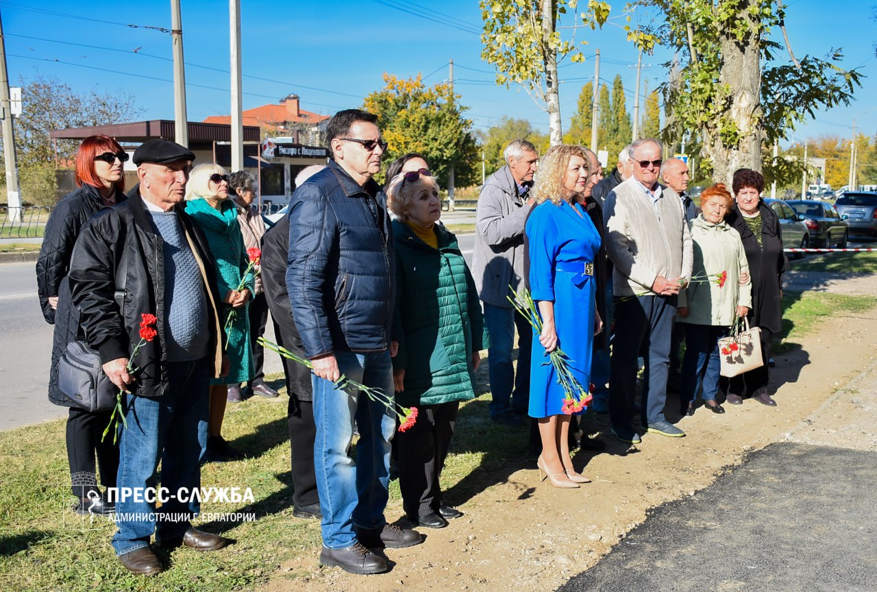 В Евпатории открыли мемориальную доску Михаилу Хазанзуну