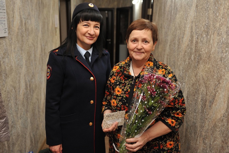 Сотрудники полиции поздравили евпаторийских женщин с праздником весны