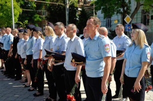 В Евпатории в честь 307-летия образования российской полиции полицейские провели ряд памятных и патриотических мероприятий В Евпатории в честь 307-летия образования российской полиции полицейские провели ряд памятных и патриотических мероприятий