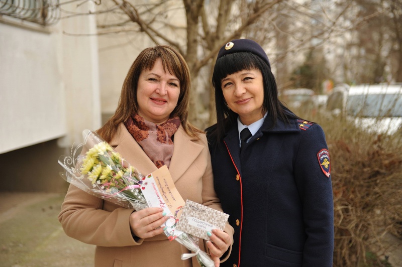 Сотрудники полиции поздравили евпаторийских женщин с праздником весны