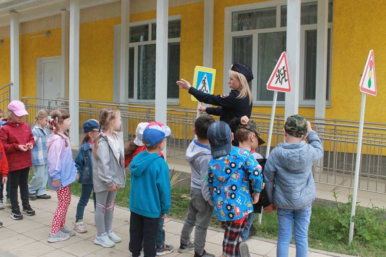 Евпаторийские дошкольники с интересом познают автогородок
