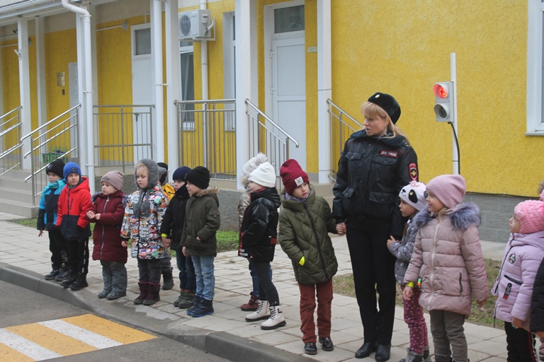 С воспитанниками евпаторийского детского сада полицейские провели занятие в автогородке