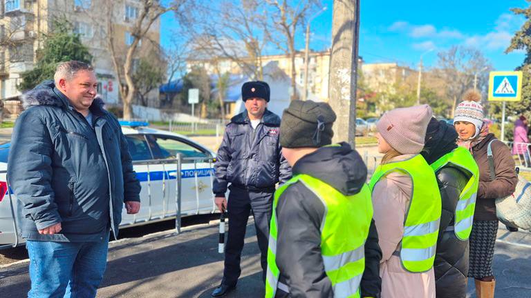 Сотрудники Госавтоинспекции и ЮИДовцы поздравили водителей Евпатории с Днём защитника Отечества