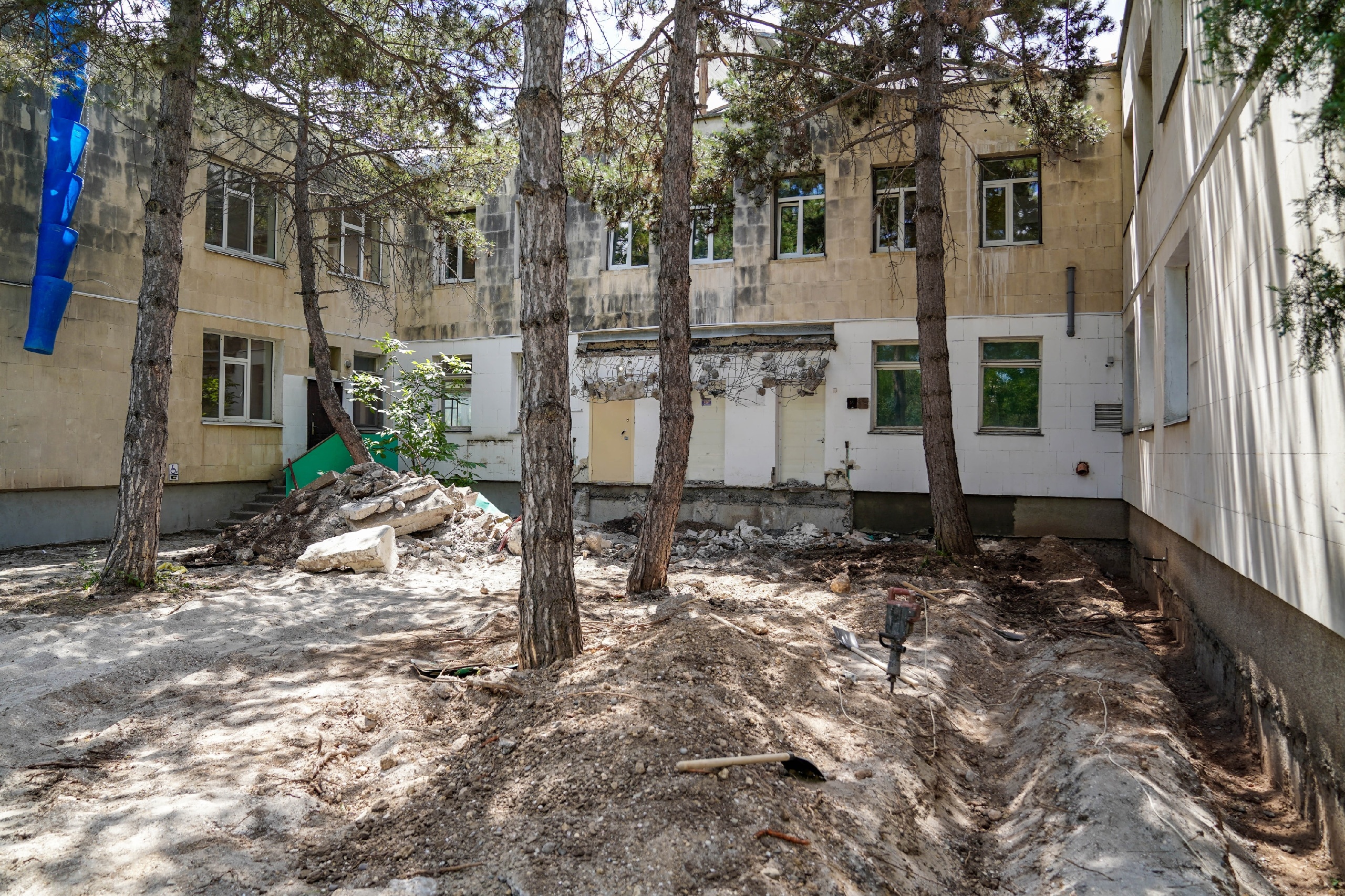 Елена Демидова проверила, как выполняется капитальный ремонт детского сада «Кузнечик»