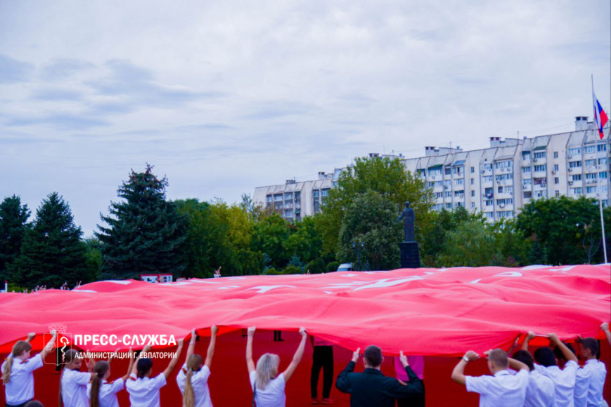 В Евпатории развернули самое большое в мире Знамя Победы