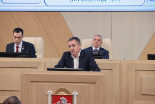 В Госсовете Роман Наздрачев подвел итоги работы крымских налоговых органов и рассказал о ключевых задачах на 2026 год