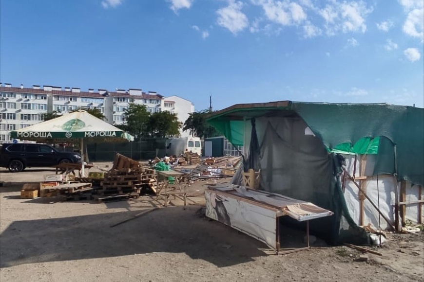 В Евпатории демонтировали незаконные торговые точки на муниципальной ярмарке
