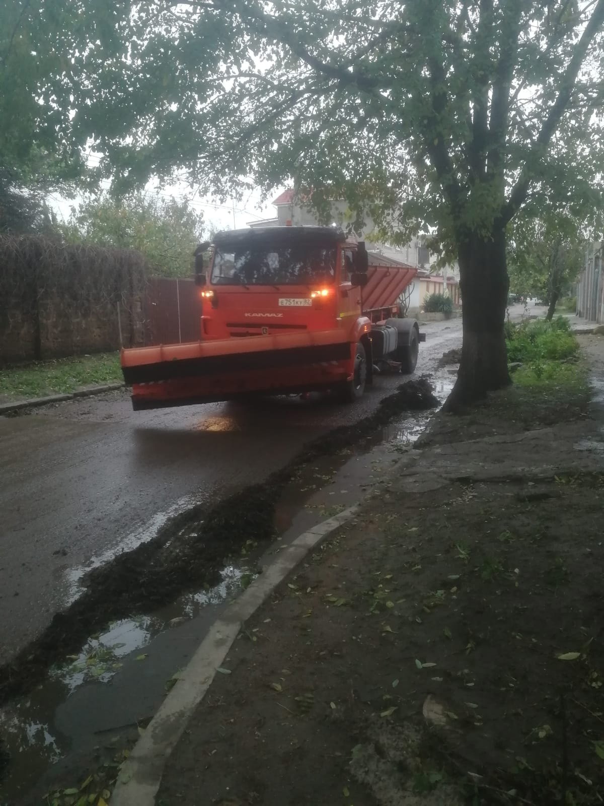 Коммунальщики вывезли 5 кубометров мусора из ливневки на ул. В. Коробкова