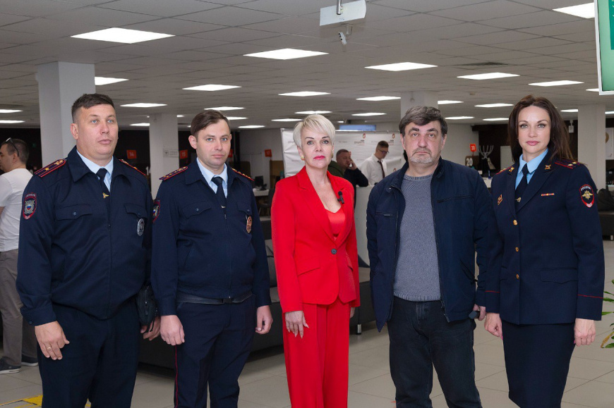 В Крыму сотрудники полиции провели в центрах "Мои Документы"  масштабную акцию «Стоп, мошенники!»