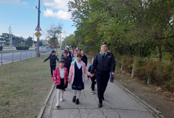 В Евпатории учащиеся школы-интерната приняли участие в акции «Пешеход на переход»