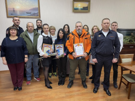 В Евпатории полицейские поздравили волонтеров добровольческого поисково-спасательного отряда «ЛизаАлерт»