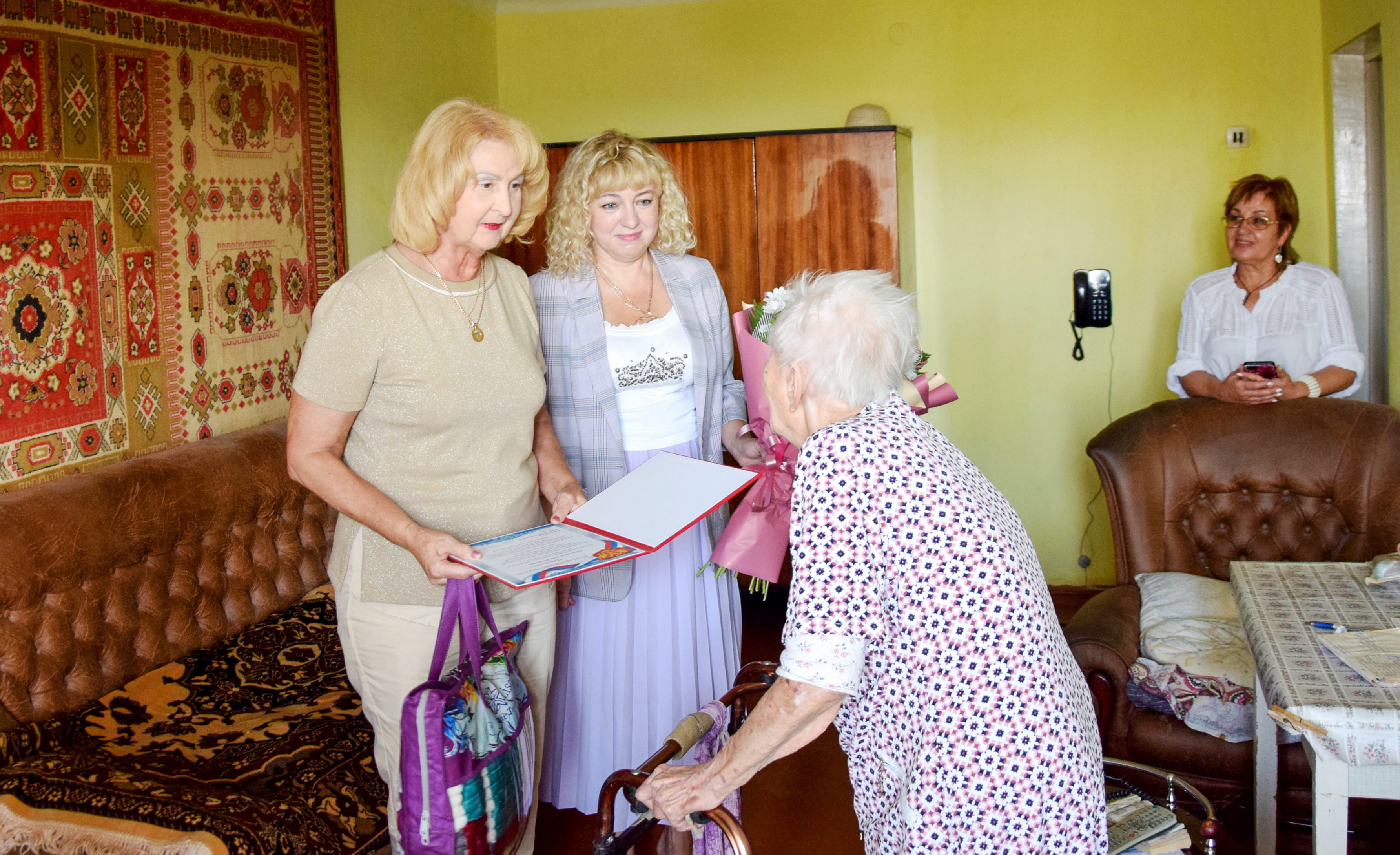 Глава города поздравила евпаторийку-долгожительницу со 102-летием