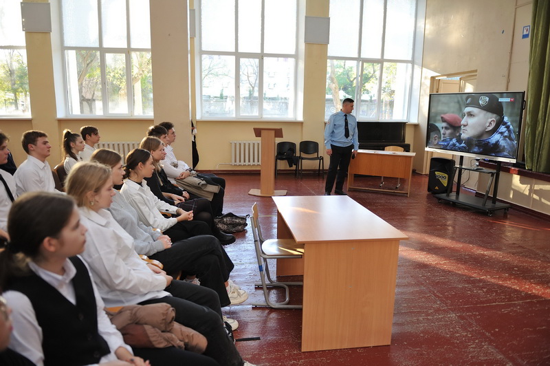 Сотрудники ОМВД России по г. Евпатория рассказали старшеклассникам о своих коллегах, которые отдали жизнь в борьбе с преступностью.