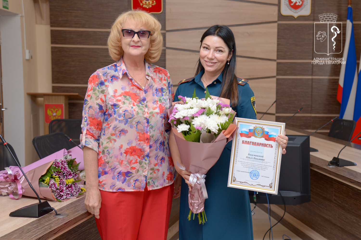 Глава города Эммилия Леонова поздравила сотрудников Государственного пожарного надзора