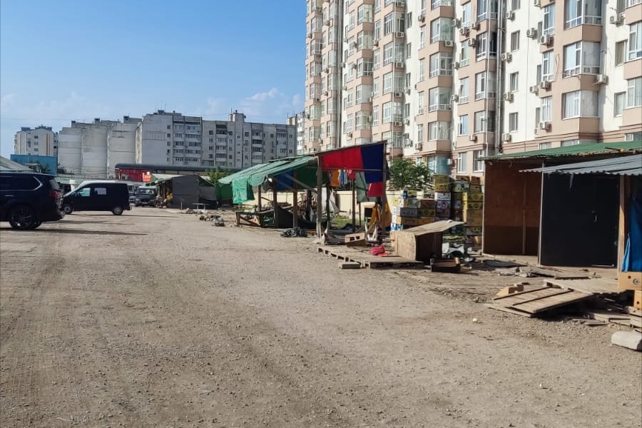В Евпатории демонтировали незаконные торговые точки на муниципальной ярмарке
