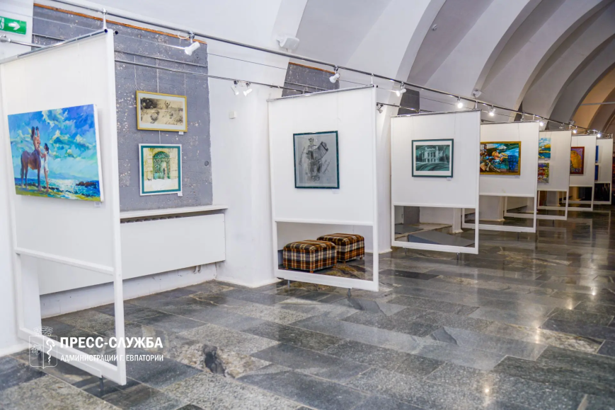 В Евпатории проходит выставка евпаторийских художников