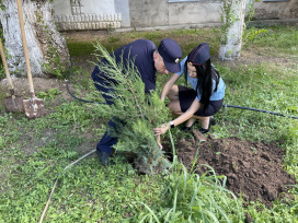 В Евпатории полицейские приняли участие в эколого-патриотической акции «Сад памяти»
