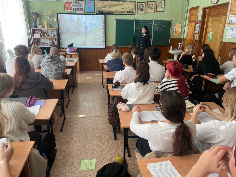 В Евпатории сотрудники полиции провели профилактические лекции школьникам о последствиях употребления наркотиков