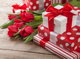 О выборе сладких подарков, парфюмерии и цветов накануне 8 марта 