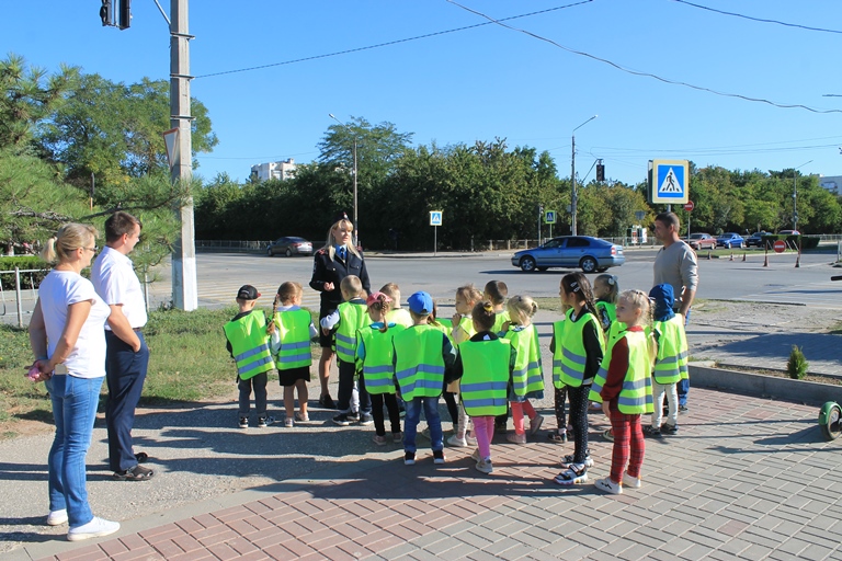 В Евпатории полицейские совместно с общественниками провели дошколятам практический урок безопасности дорожного движения