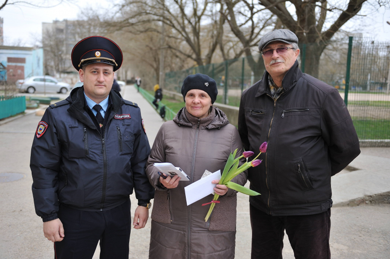 В Евпатории полицейские поздравили женщин с праздником весны